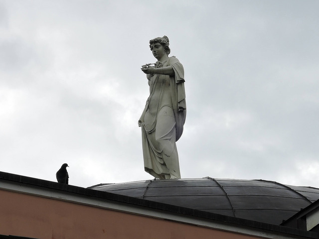 Статуя на крыше усадьбы Воронцово