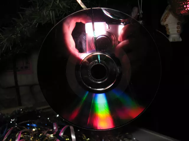 DVD-диск на елке