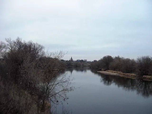 Москва-река. Вид на село Аксиньино.