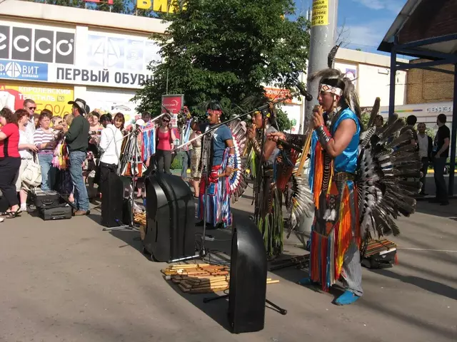 Группа Yarik Ecuador в Москве у станции метро Щелковская