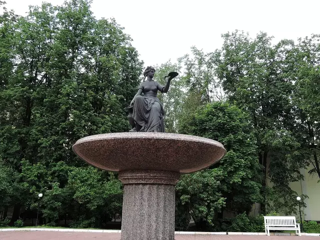 Скульптура Гигиея с чашей в Пироговском центре
