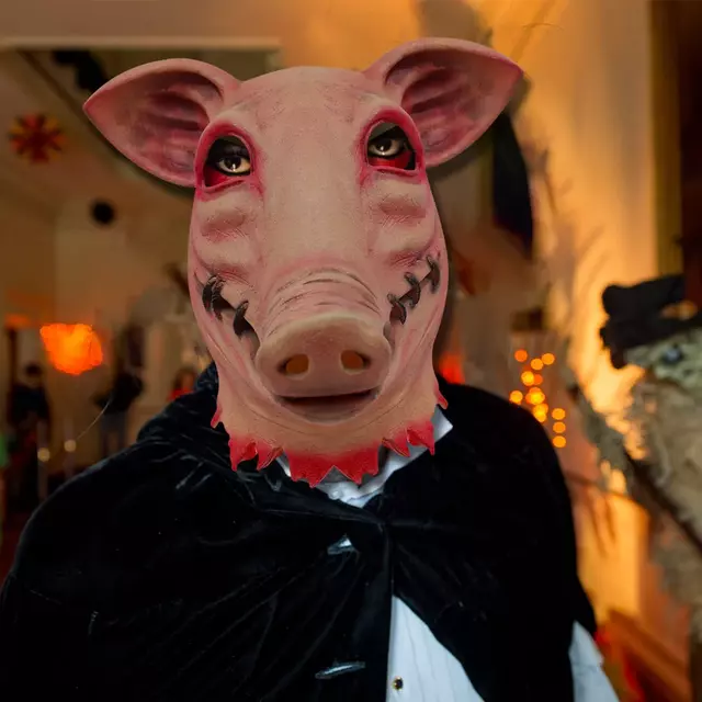 Человек в маске свиньи