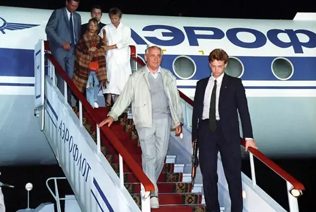 Возвращение Горбачева и его семьи в Москву